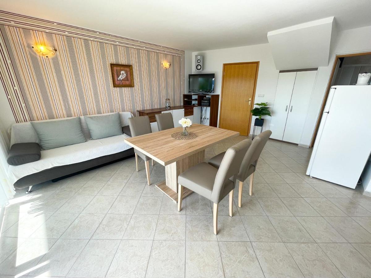 Apartment Nika 1 Dramalj Bagian luar foto